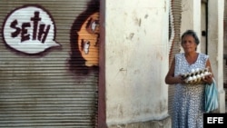 Mujer cubana con cartón de huevo en Ciudad de La Habana