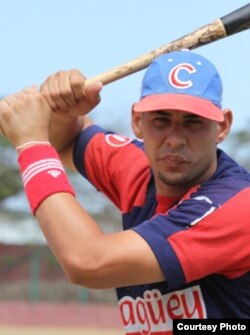 Dariel Alvarez, con el uniforme de Camaguey en la Serie nacional de Cuba