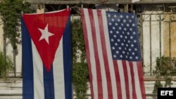 Las banderas de EEUU y Cuba en un balcón de La Habana.