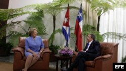 Fotografía de archivo de Michelle Bachelet (i), cuando se reunía, el 11 de febrero de 2009, con Raúl Castro (d), en el Palacio de la Revolución en La Habana (Cuba), en el marco de una visita oficial de 72 horas.