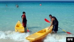 Turistas en playas cubanas