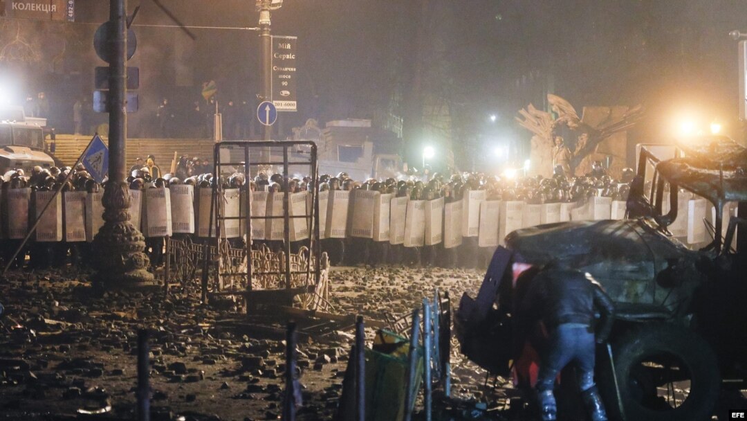Manifestantes se enfrentan a la policía durante las protestas en contra del gobierno en Kiev (Ucrania).