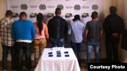 La policía de Risaralda, Colombia, detuvo a estos siete cubanos que viajaban sin documentos hacia Medellín.