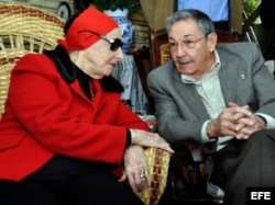 Alicia Alonso junto a Raúl Castro. EFE