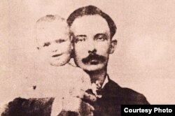 Martí y su hijo.