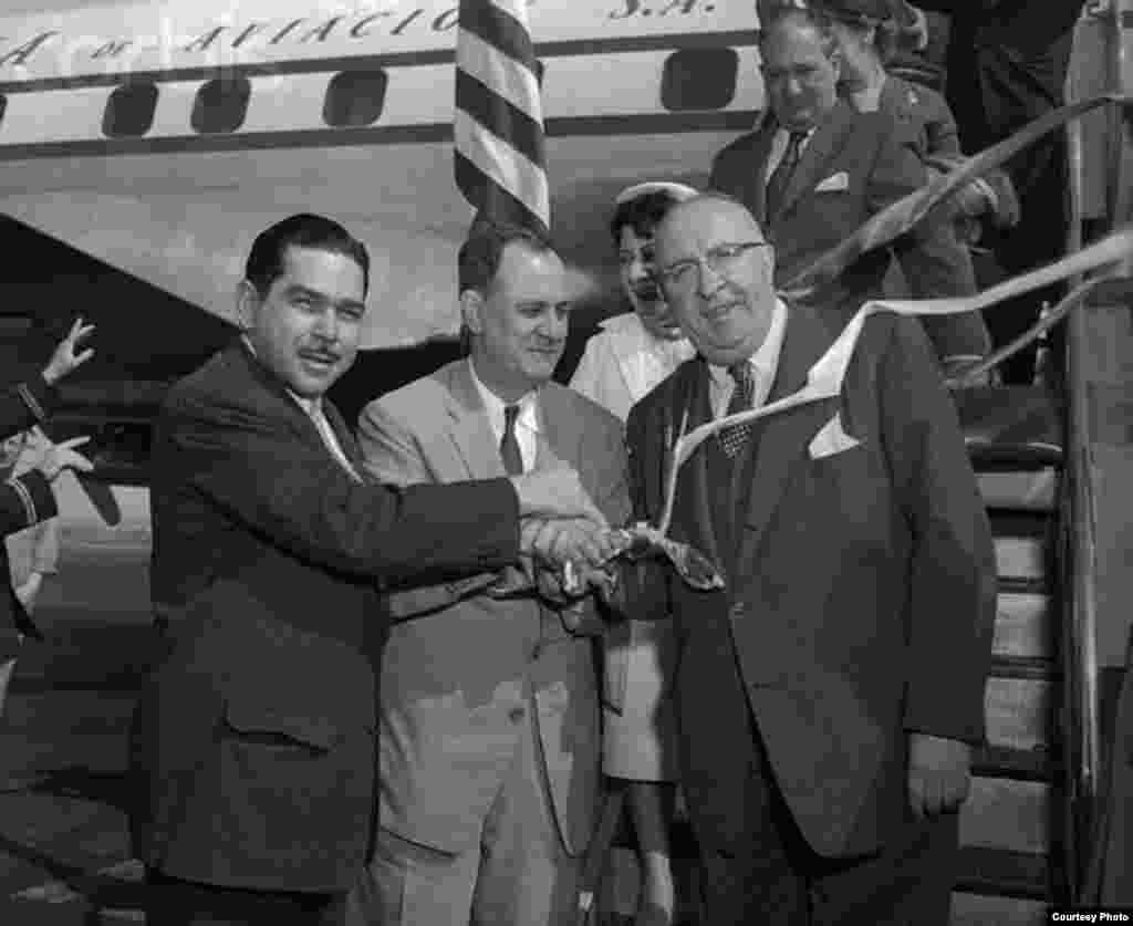 José López Vilaboy en la inauguración de los vuelos de Cubana de Aviación a New York. 