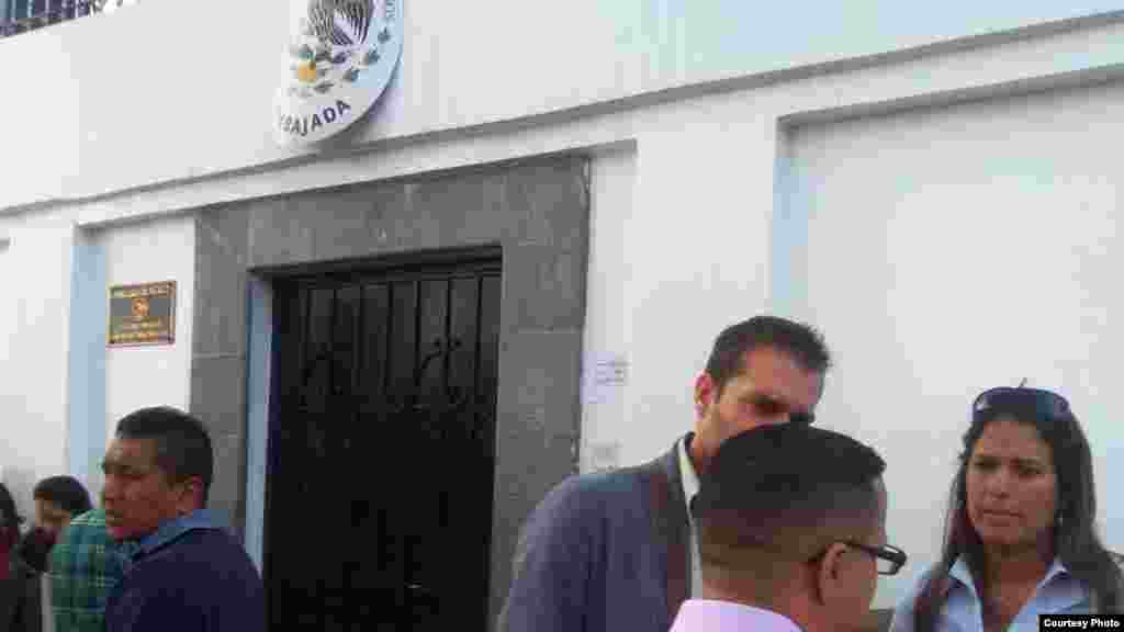 Cubanos reunidos a las puertas de la Embajada de México en Ecuador.