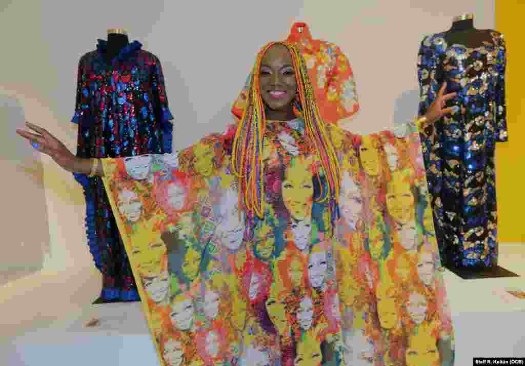 La cantante Lucrecia, posa con un vestido muy colorido con imágenes de Celia Cruz, durante la inauguración de "Forever Celia", en el Museo de la Diáspora Cubana. Foto: OCB Roberto Koltun Staff.