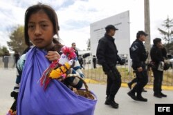 Una niña indígena camina cerca del centro deportivo municipal de San Cristóbal de las Casas, donde se llevará a cabo la santa misa con las comunidades indígenas en Chiapas.