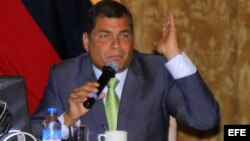 El presidente Correa cree que el asilo a Assange lo ayudará a reelegirse el año que viene, dice la revista. 