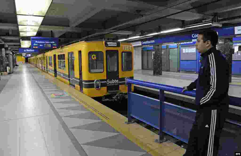 Vista de la estación Plaza Constitución paralizada en Buenos Aires (Argentina).