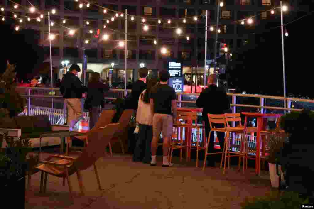 Varias personas se congregan cerca del lugar donde ocurrió el incidente con disparos durante la cena de corresponsales de la Casa Blanca.