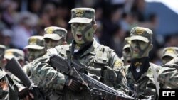 Fotografía cedida del rodaje del documental "They are We" ("Ellos son nosotros") que fue presentado hoy, miércoles 16 de julio 2014, en la sede de la ONU en Nueva York. La cinta cuenta el reencuentro casi mágico de dos partes de una familia rota hace 170 