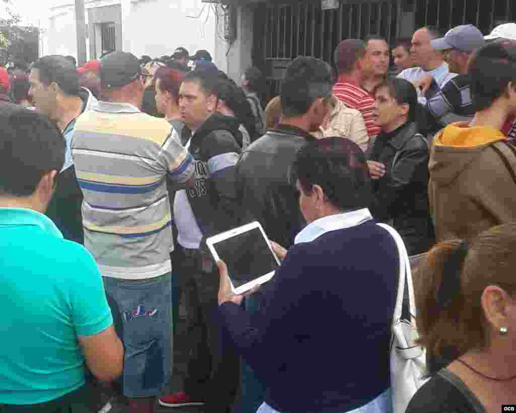 Cubanos se manifiestan frente a la Embajada de México en Quito, Ecuador.