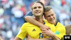 Albin Ekdal (L) de Suecia, y su compañero de equipo Viktor Claesson, celebran la victoria sobre Suiza.