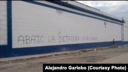 Cartel con consignas antigubernamentales en una zona del municipio Cerro, en La Habana.