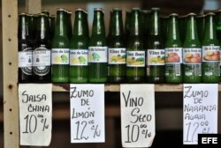 Diferentes productos elaborados de forma artesanal se venden en botellas de cervezas recicladas.