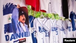 Un pulóver con la imagen de Daniel Ortega promueve su reelección a la presidencia de Nicaragua. (REUTERS/Maynor Valenzuela)