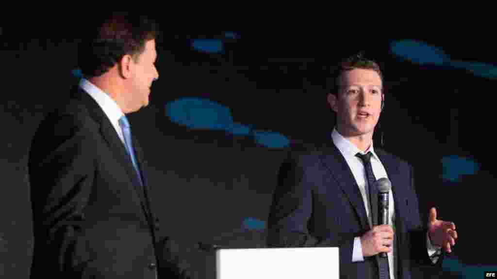 El fundador de Facebook, Mark Zuckerberg, habla junto al presidente de Panamá, Juan Carlos Varela (i), durante la cumbre empresarial II CEO Summit of the Americas.