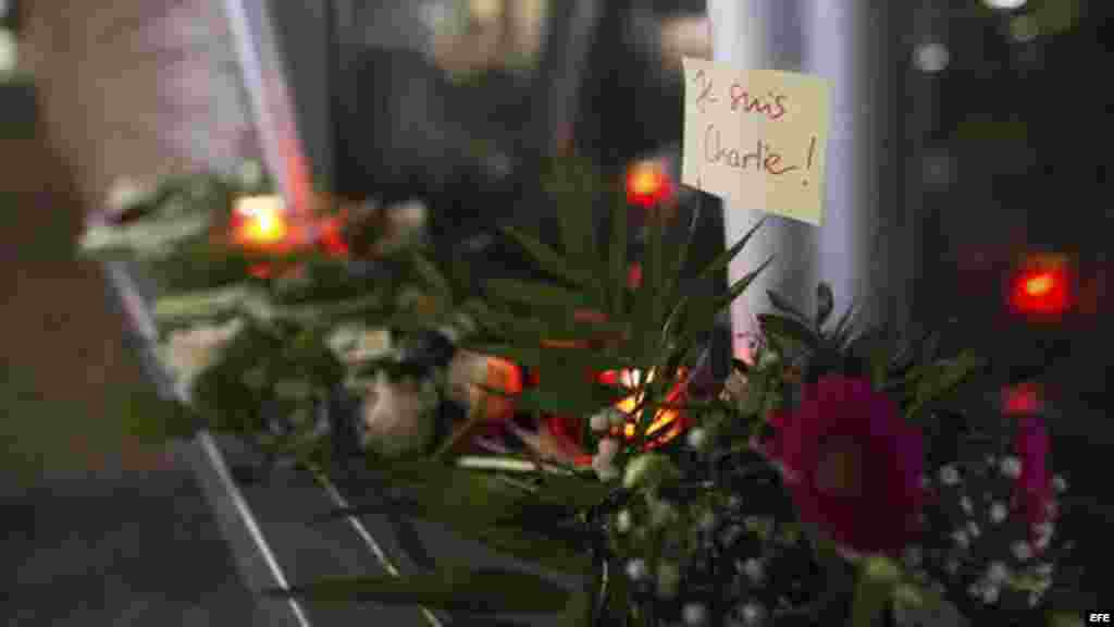 Ramos de flores han sido colocados en la entrada de la embajada francesa de Berlín, Alemania