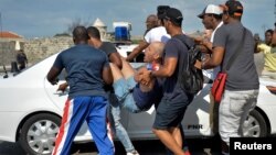 La policía cubana arresta a manifestantes en una marcha LGTBI en La Habana, el 11 de mayo de 2019. 