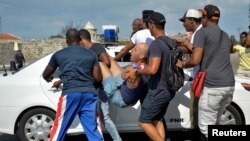 La policía cubana arresta a manifestantes en la marcha LGTBI en La Habana, el 11 de mayo de 2019. 