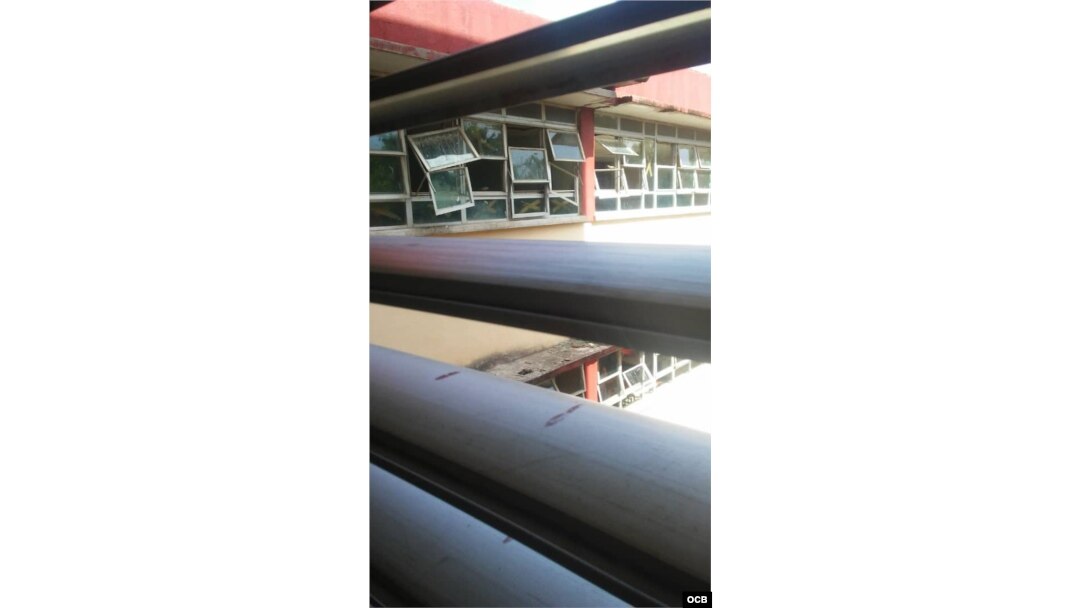 Ventanas rotas y salas sin ventilación adecuada.