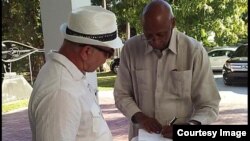 Guillermo Fariñas dedica libro en su presentación en Miami.