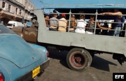 El servicio estatal de transporte en la capital cubana es caótico, y depende de los privados.