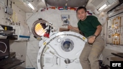 El astronauta japonés Koichi Wakata con el robot humanoide de comunicaciones Kirobo