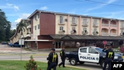 Agentes de la policía panameña montan guardia junto a los daños causados por un terremoto de magnitud 7,6 que sacudió el país, en Penonomé, Panamá, el 9 de octubre de 2026.