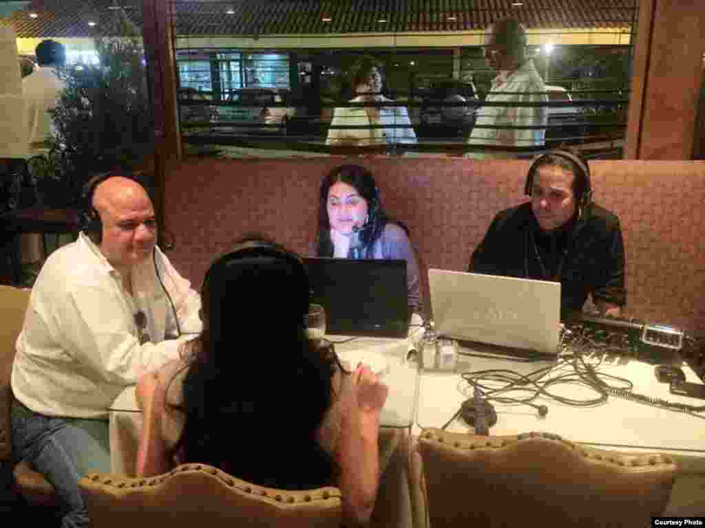 Conversan con la dueña del restaurante La Casita, Irina Vilariño. 