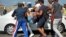 La policía cubana arrestó a algunos manifestantes que participaban en la marcha LGTBI en La Habana, el 11 de mayo de 2019. 