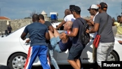 La policía cubana arresta a manifestantes en la marcha LGTBI en La Habana, el 11 de mayo de 2019. 