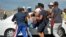 La policía cubana arresta a manifestantes en la marcha LGTBI en La Habana, el 11 de mayo de 2019. 