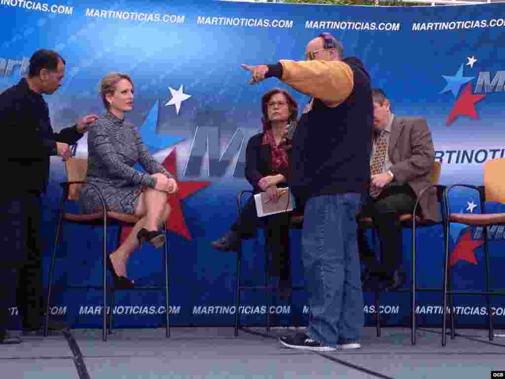 Andy Garcia (d), su madre Amelie Menéndez (c) y su hermano, Rene (i) en la ceremonia del Salón de la Fama de Compositores Latinos. 