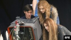 La directora de la película "Carrie", Kimberly Peirce (i), junto a las protagonistas del film Chloë Moretz (c) y Julianne Moore (d). 