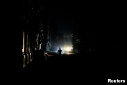 Un hombre camina por una calle tras el colapso de la red eléctrica nacional, en La Habana, Cuba, el 6 de julio de 2026. REUTERS/Norlys Perez