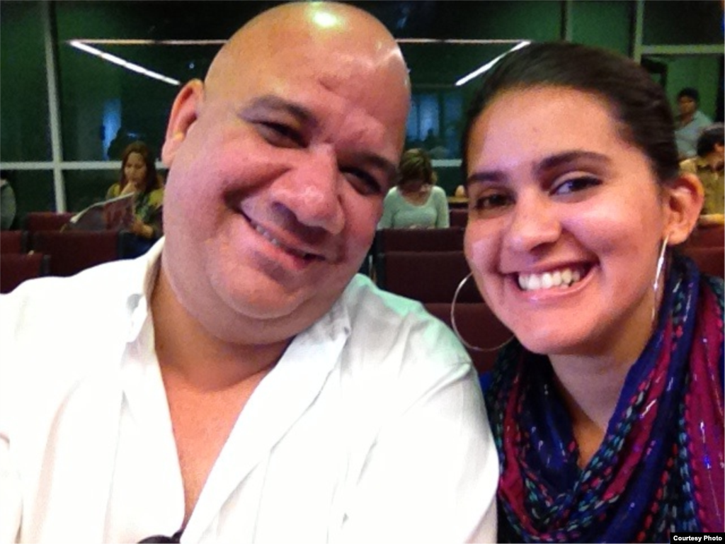 Juan Juan y Lizandra posan para colgar la foto en Twitter.