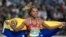 La atleta venezolana Yulimar Rojas celebra con la bandera de su país tras ganar la medalla de plata en el triple salto hoy, domingo 14 de agosto de 2016, durante los Juegos Olímpicos Rio 2016, en el estadio Olímpico de Rio de Janeiro (Brasil). EFE/FRANCK 
