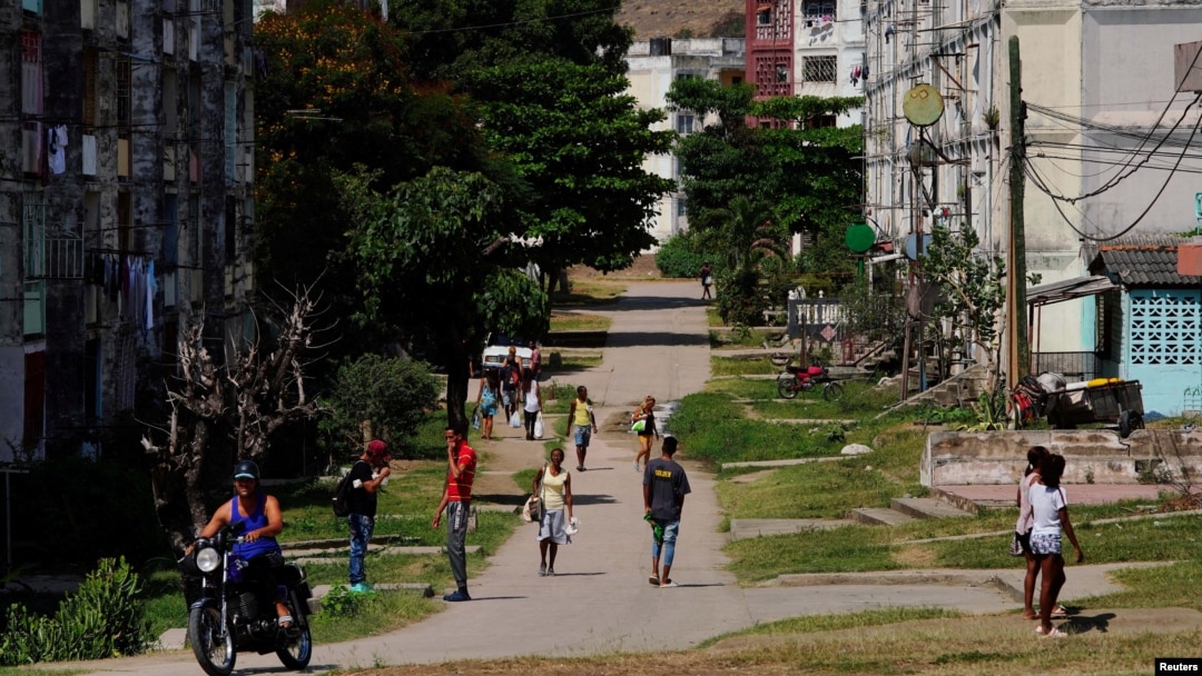 Los cubanos atraviesan una profunda crisis económica que se refleja en la falla de servicios básicos como electricidad, agua, alimentos, medicamentos y asistencia médica, con fuerte impacto social con el aumento de los índices de pobreza, violencia y emigración.