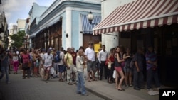 Cubanos y turistas hacen fila frente a la oficina de Western Union en La Habana. (Archivo)