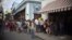 Cubanos y turistas hacen fila frente a la oficina de Western Union en La Habana. (Archivo)