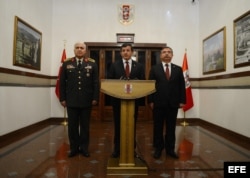 El primer ministro turco, Ahmet Davutoglu (c), junto al jefe del Estado Mayor general Necdet Ozel (i) y el ministro de defensa Ismet Yilmaz (d).