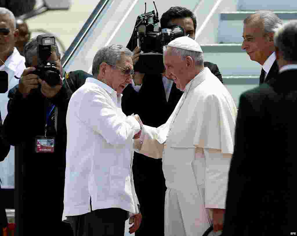 El papa Francisco (d) se despide de Raúl Castro en el aeropuerto Antonio Maceo de Santiago de Cuba.