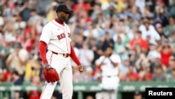 Imagen habitual: Aroldis Chapman clava fija su mirada en un bateador que acaba de ponchar.