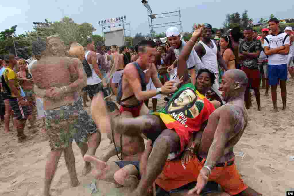 Jóvenes juegan en la arena