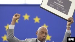 El opositor cubano Guillermo Fariñas Hernández posa con el puño en alto tras aceptar el premio Sájarov durante un acto celebrado en el Parlamento Europeo en Estrasburgo (Francia), el miércoles 3 de julio de 2013.