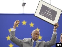 Guillermo Fariñas tras aceptar el premio Sájarov durante un acto celebrado en el Parlamento Europeo en Estrasburgo el 3 de julio de 2013.