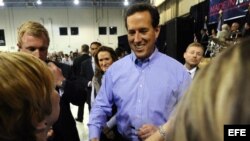 El precandidato presidencial republicano Rick Santorum saluda a un grupo de simpatizantes en Kansas.
